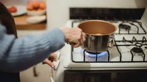 Mutfakta çıkan yangın nasıl söndürülür: Topuz saç hayat kurtarıyor