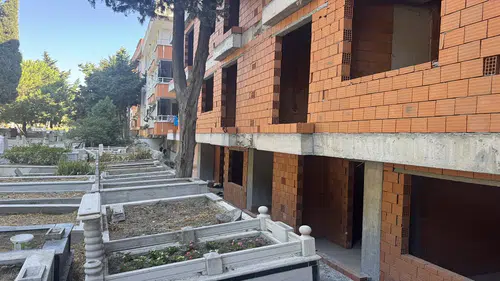 Mezarlık manzaralı sıfır daireler: Görünler şaşırdı