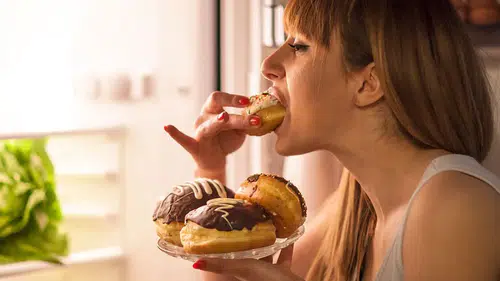 "Duygusal yeme" ne demek: Aç değilken durdurulamayan yemek ihtiyacı