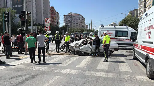 Konya'nın merkezinde feci kaza: Trafik kilitlendi, ağır yaralılar var