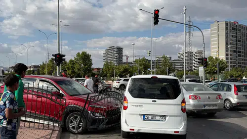 Konya'da trafiği kilitleyen kaza: Otomobil karşı şeride geçti