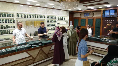 Altın yatırımcısına uyarı: Kuyumculardan altın tahmini
