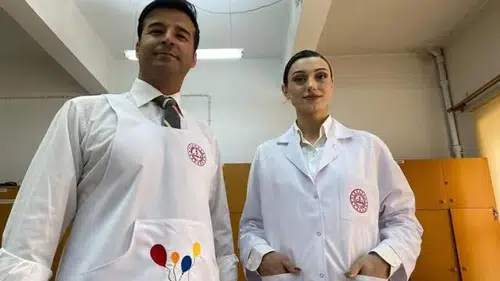 Eğitimde 40 yıl öncesine döndük: Öğretmenlere önlük zorunlu olacak