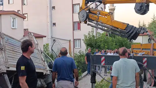 Konya'da zamanla yarışıldı: Kamyon ile korkuluk arasına sıkışan genç kurtarıldı