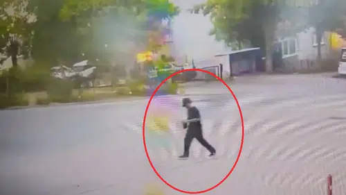 Şapkalı hırsız 'Örümcek Adam' gibi tırmanıp evleri soydu