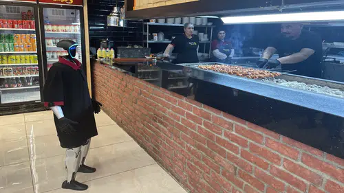 Asgari ücretle işe başladı: Bu garson, müşterilerin ilgi odağı oldu