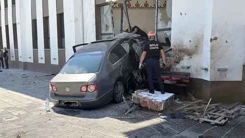 Alkollü sürücü 84 metre savrulup camideki imamın odasına daldı