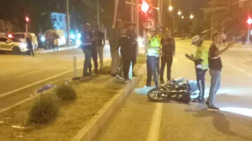 Otomobille çarpışan motosikletteki 2 kişi yaralandı