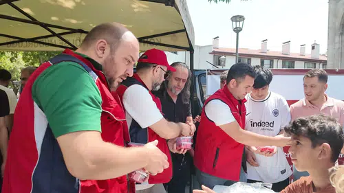 Konya'da hayır şartı gereğince vatandaşlara karpuz ikramı yapıldı