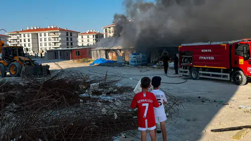 Konya'da şantiye alanındaki konteynerlerde yangın