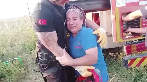 Kuyuya düşen inek: Yaşlı kadın operasyonda gözyaşlarını tutamadı