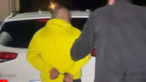 Polisten kaçtığını unuttu, kelepçe takılınca "Biz de hain değiliz" dedi