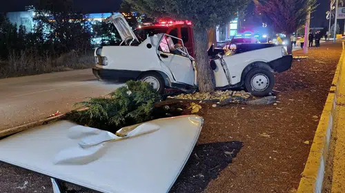Konya'da ağaca çarparak ezilen otomobildeki iki kişi yaralandı