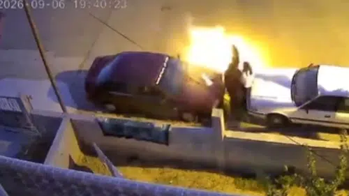 Konya'da kutlama sırasında ters yakılan meşale otomobile zarar verdi