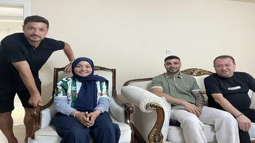 Konyaspor'dan omurilik kanseri tedavisi gören taraftar Sude Ay'a ziyaret
