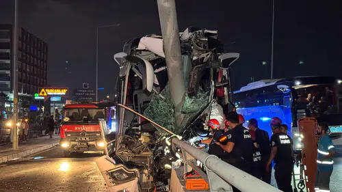 Yolcu otobüsü alt geçit duvarına çarptı: 11 yaralı