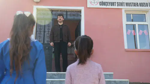 Konya'da bir ilkokulda 2 öğrenci ve 1 öğretmen için ilk ders zili çaldı