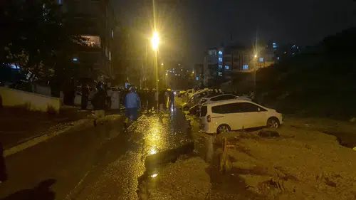 Yol böyle çöktü, onlarca araç mahsur