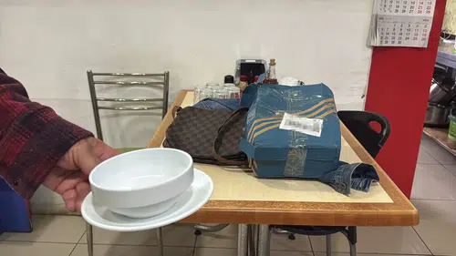 E-ticaret şaşkını: İnternetten tabak sipariş etmişti gördüklerine inanamadı