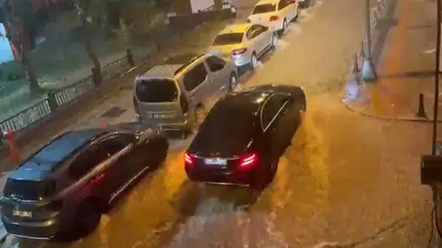 İstanbul'u sel altı: Yollar göle döndü