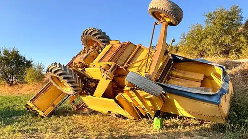 Konya'da inanılmaz kaza: Devrilen biçerdöverin operatörü yaralandı