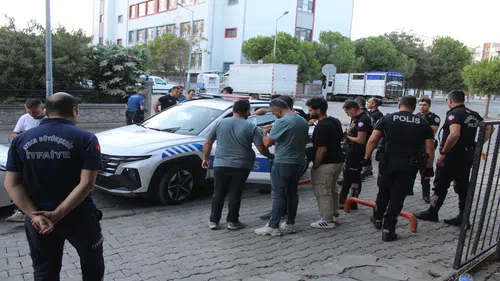 Okullar adeta şiddet tehdidi altında: Okul önünde pompalı tüfekle gezen 2 şüpheli yakalandı