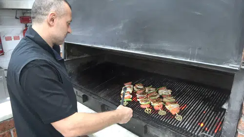 Palamut kebap tamam: Balık şişe takıldı