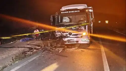 Konya'da kamyon ile otomobil kafa kafaya çarpıştı: 1 ölü, 1 yaralı