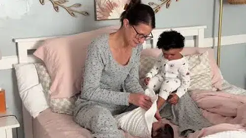 Bu annelik, anneliğe savaş mı: Korkutucu ve tuhaf “Doll-Mom” akımı