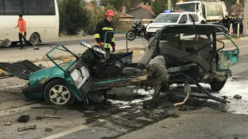 Konya'da hafif ticari aracın çarptığı otomobil ikiye bölündü