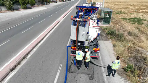 Konya'nın uzun caddesine kapsamlı bakım: Hatlar temizlendi