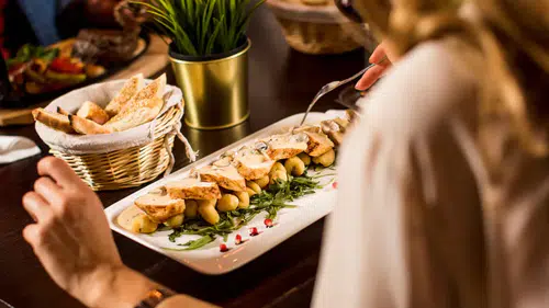 Ağır cezalar geliyor: Restoran ve kafelerde servis, kuver ve masa ücreti yasaklanıyor