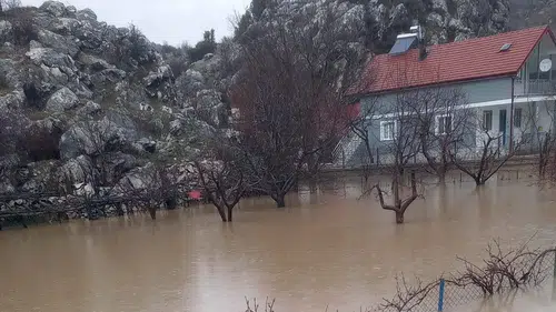 Konya'nın yağışları kontrolden çıktı: Bir ilçe sular altında kaldı