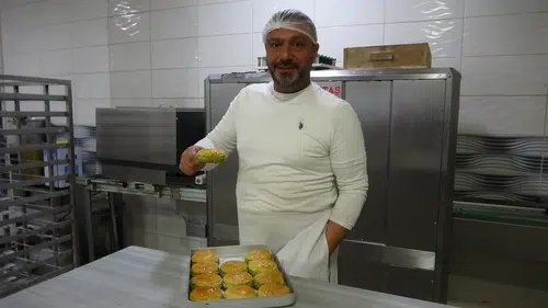 Dünya yeni bir tatlı kazandı: Hamur Adam'dan Cennet Çamurlu 'Burger tatlı'