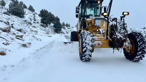 Konya’da yüksek rakımlar beyaza büründü, belediyeden kış çalışması
