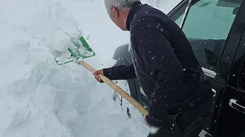 Çığ faciası son anda atlatıldı: Araçtaki aile ölümden döndü