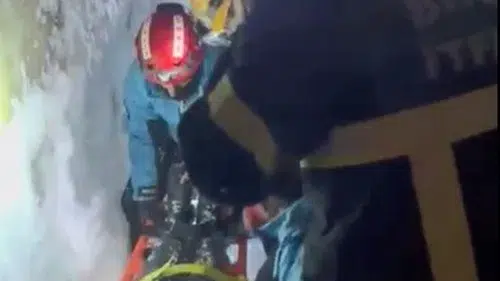 Damda kar temizlerken üzerlerine çığ düştü: Nefes kesen operasyon