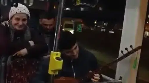 Toplu taşıma otobüsünde bir ilk: Yol uzun olunca sanatçı sazı eline aldı