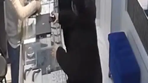 Kamera şakası gibi soygun girişimi: O anlar böyle görüntülendi