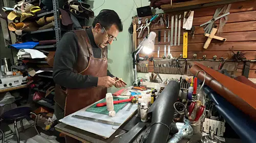 Konya'da el emeğiyle deri, ebru ve el işçiliği aynı kordonda buluşuyor