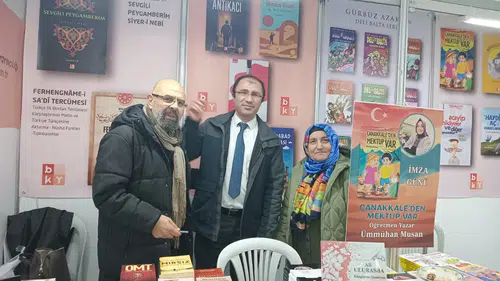 Yazarımız Ali Ulurasba kitaplarını imzaladı: İstanbul okuyor