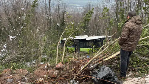 Nefes nefese yaşam mücadelesi: Yolcu otobüsü şarampole yuvarlandı