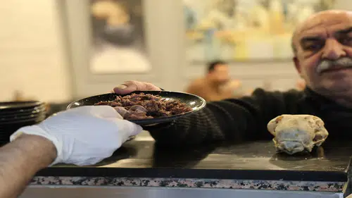 Piranalara zengin yemeği menüsü: Kendileri yiyemiyorlar balıkları besliyorlar