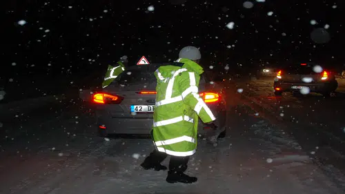 Konya-Antalya karayolunda kar yağışı yeniden başladı: Bölge kara doyacak