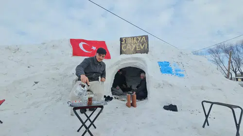 Esnaf yağan kardan çay evi yaptı: Sibirya çay evine ilgi büyük