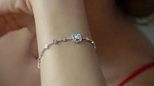 Modern ve Göz Alıcı: Sevgililer Günü’nün Favorisi Baget Pırlanta Yüzükler