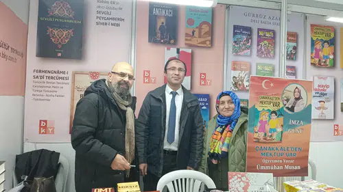 Yazarımız Ali Ulurasba kitaplarını imzaladı: İstanbul okuyor