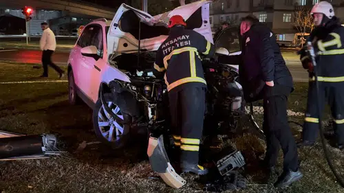 Kaza yapan araç alev topuna döndü