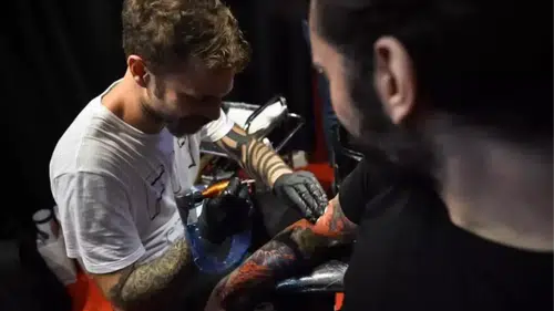 Dövme sildirmenin sevabı var mı: Dövmeli olanın abdesti namazı