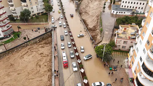 Mersin'de sel hayatı felç etti: Şehirde felaket manzaraları